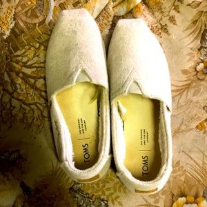 Toms shoes size 6